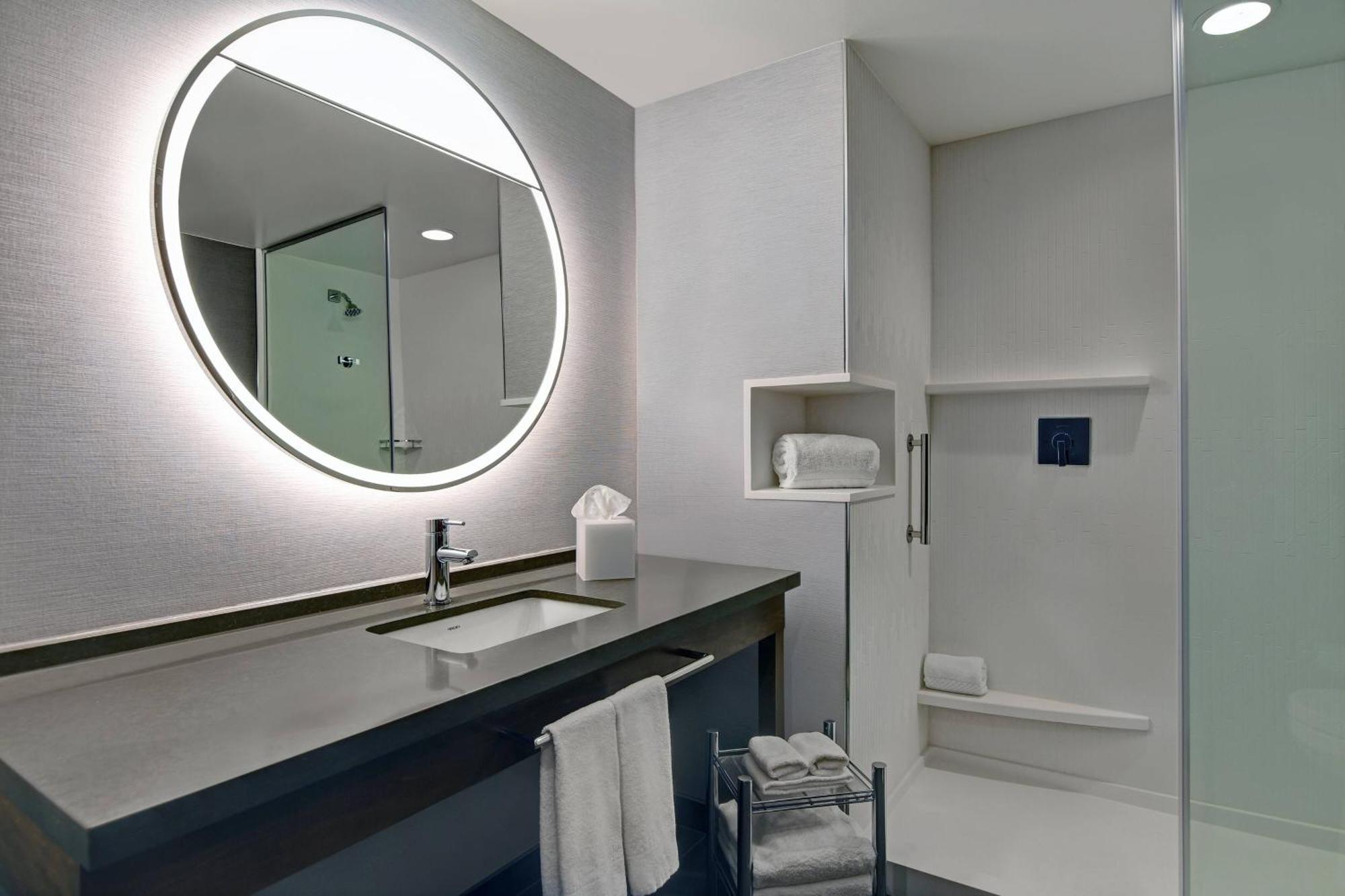 Courtyard By Marriott Manhattan Aggieville Extérieur photo