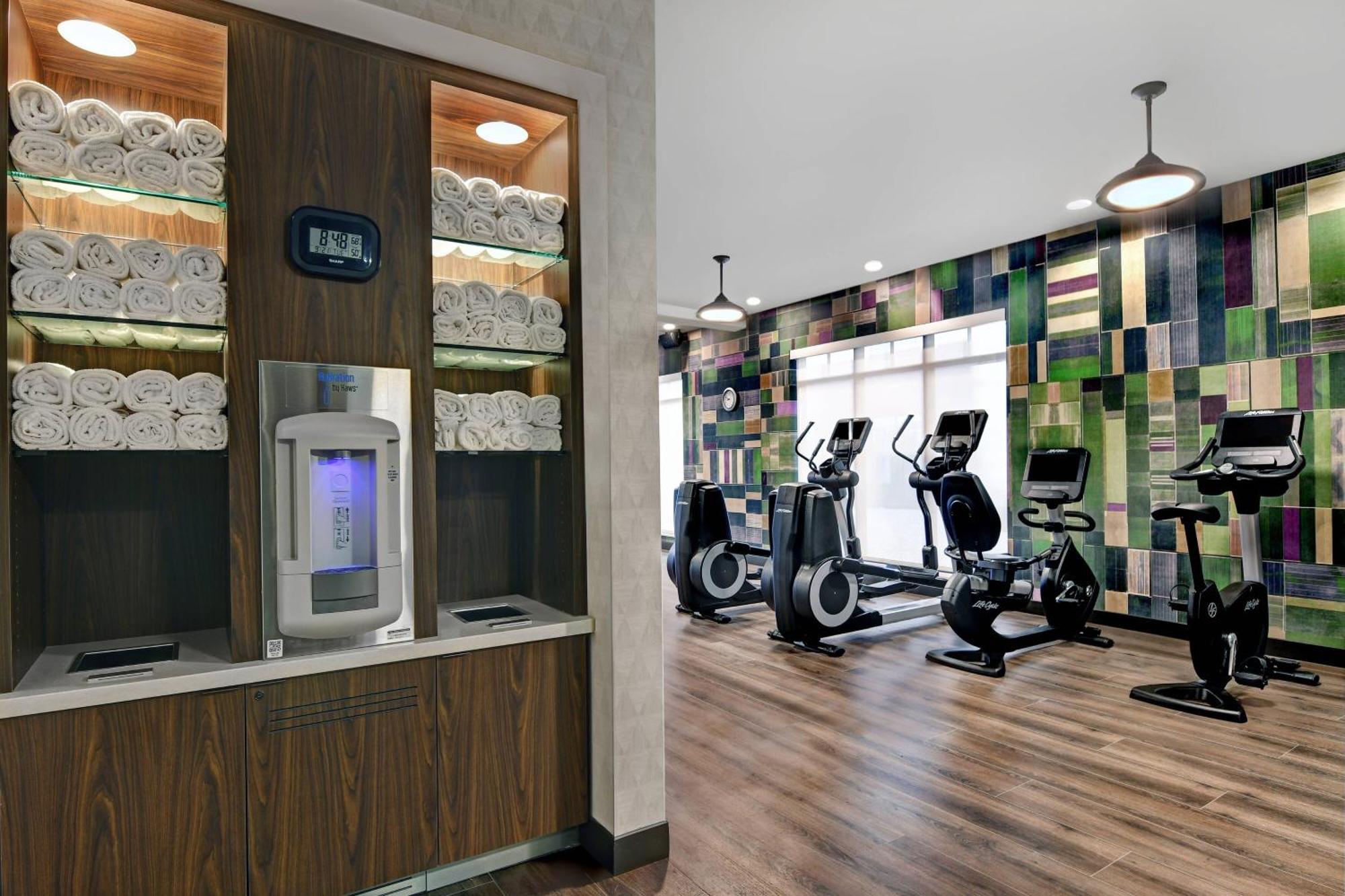 Courtyard By Marriott Manhattan Aggieville Extérieur photo