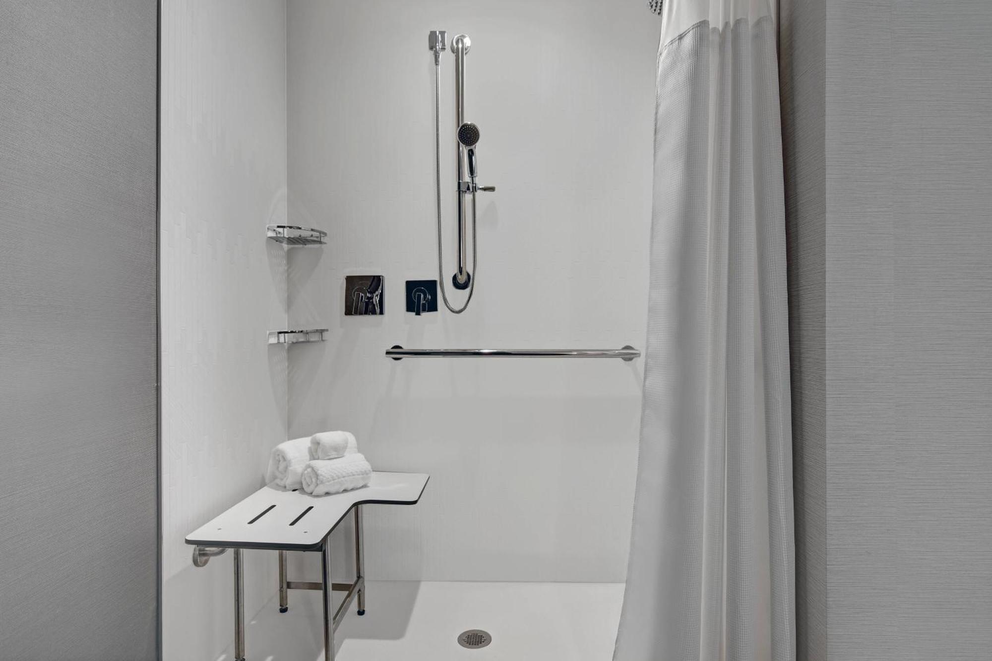 Courtyard By Marriott Manhattan Aggieville Extérieur photo