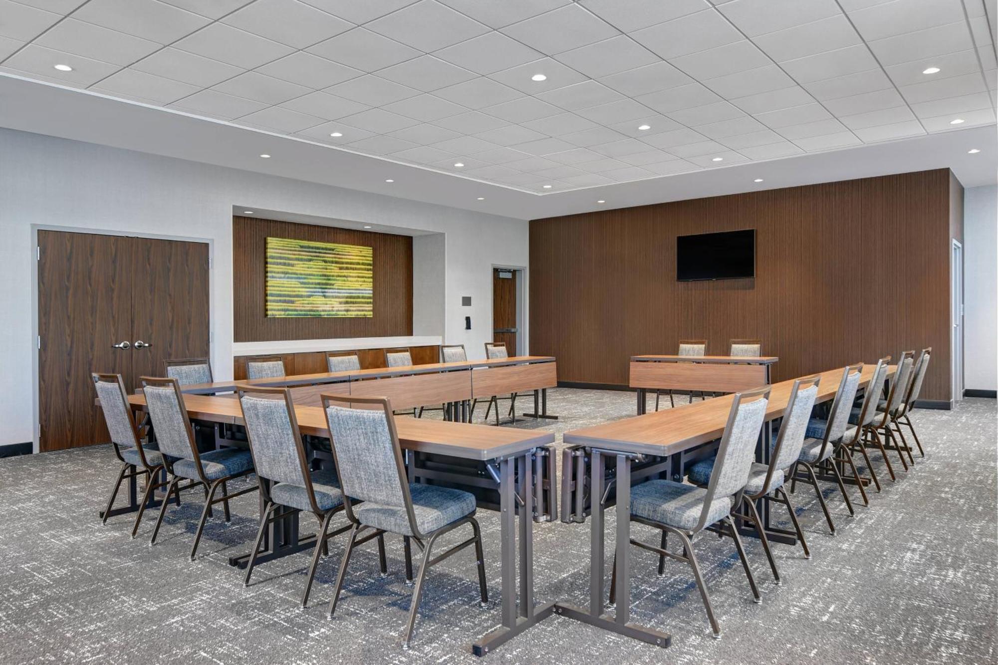 Courtyard By Marriott Manhattan Aggieville Extérieur photo