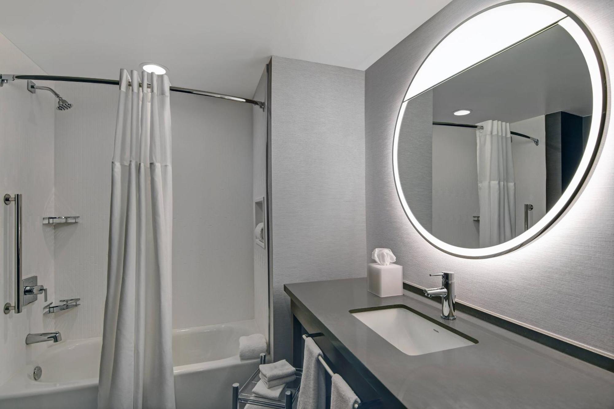 Courtyard By Marriott Manhattan Aggieville Extérieur photo