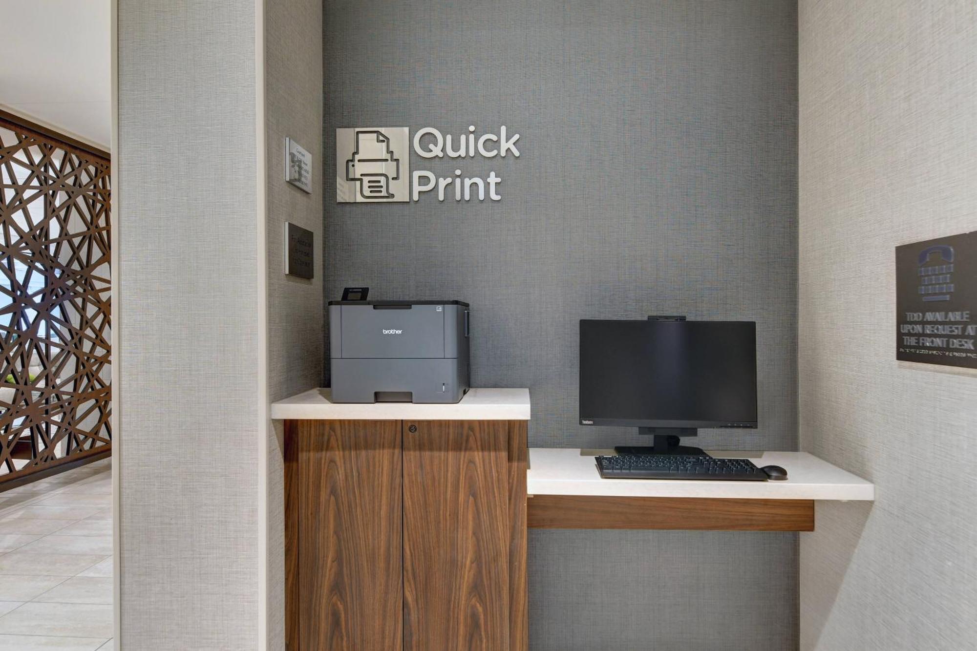 Courtyard By Marriott Manhattan Aggieville Extérieur photo