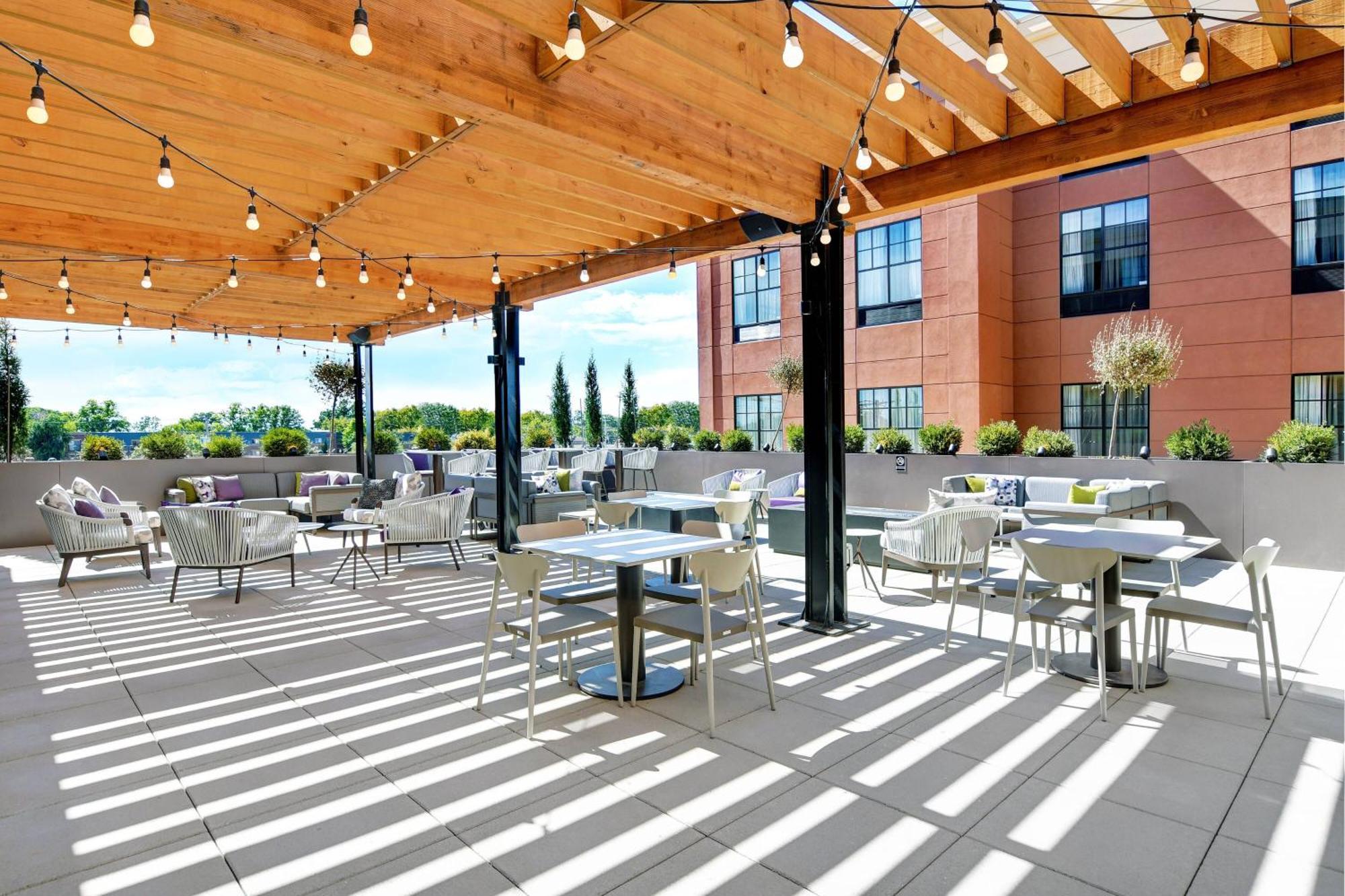 Courtyard By Marriott Manhattan Aggieville Extérieur photo