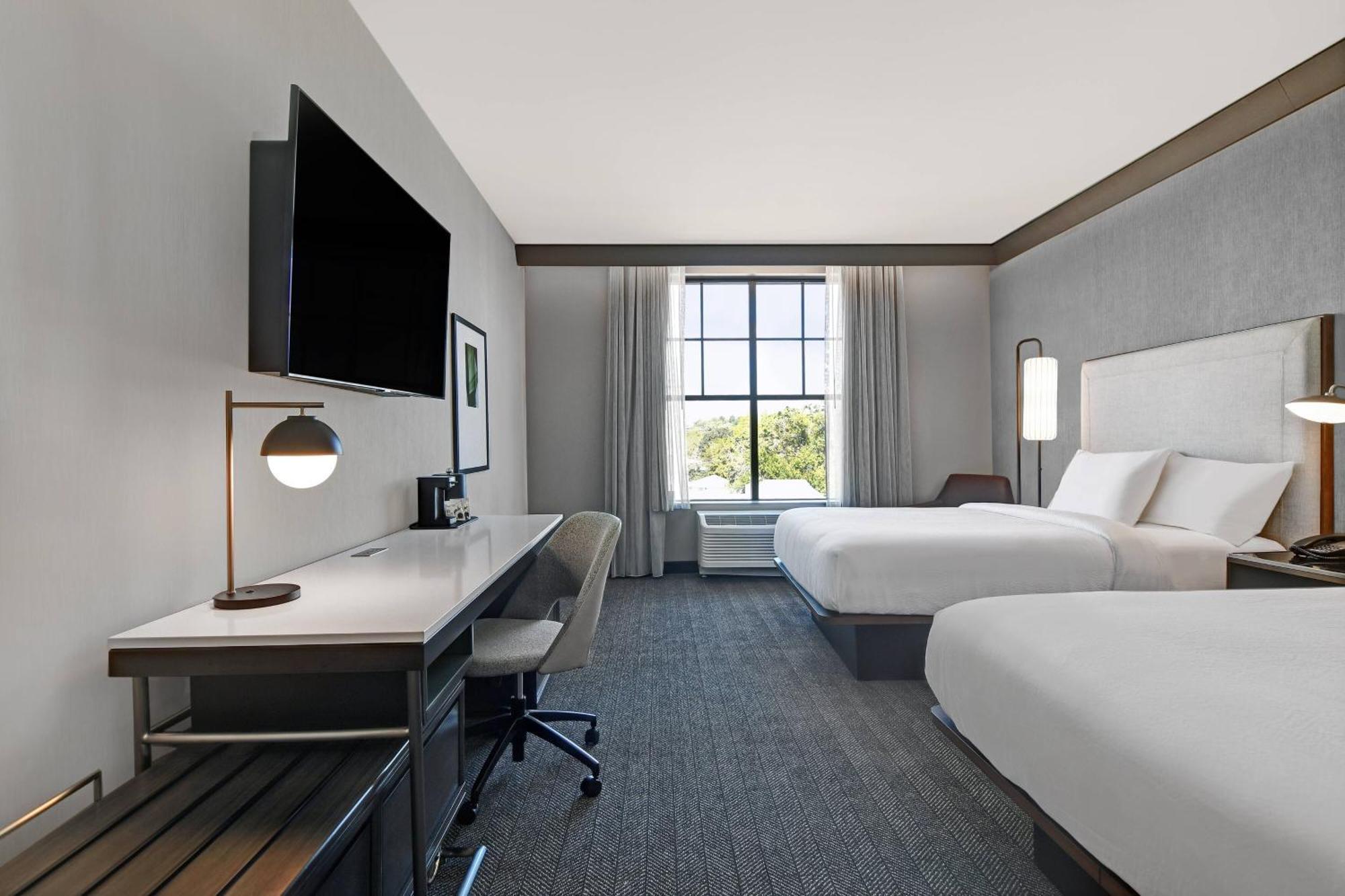 Courtyard By Marriott Manhattan Aggieville Extérieur photo
