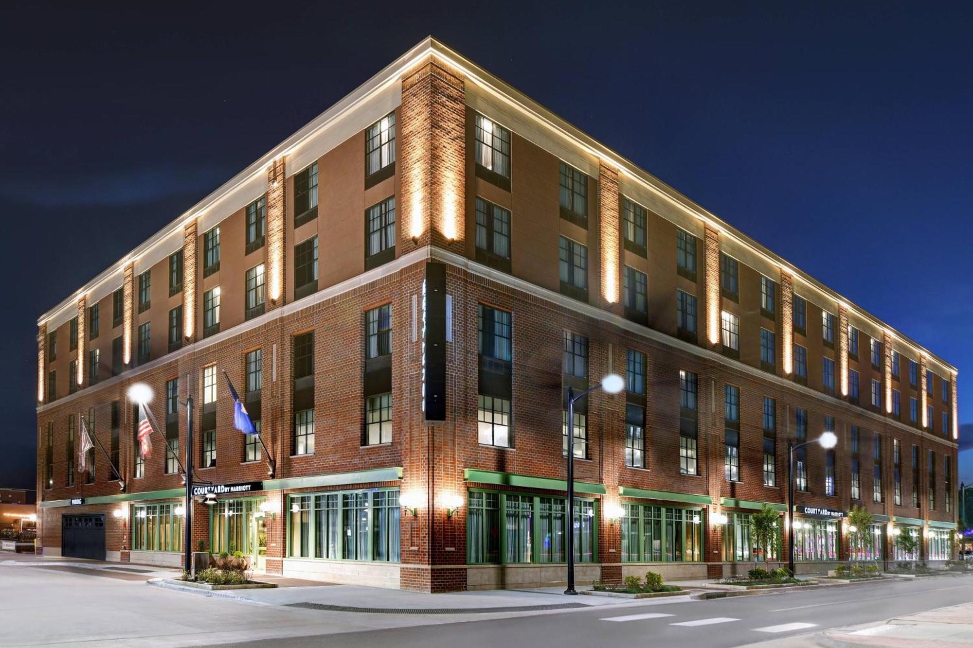 Courtyard By Marriott Manhattan Aggieville Extérieur photo