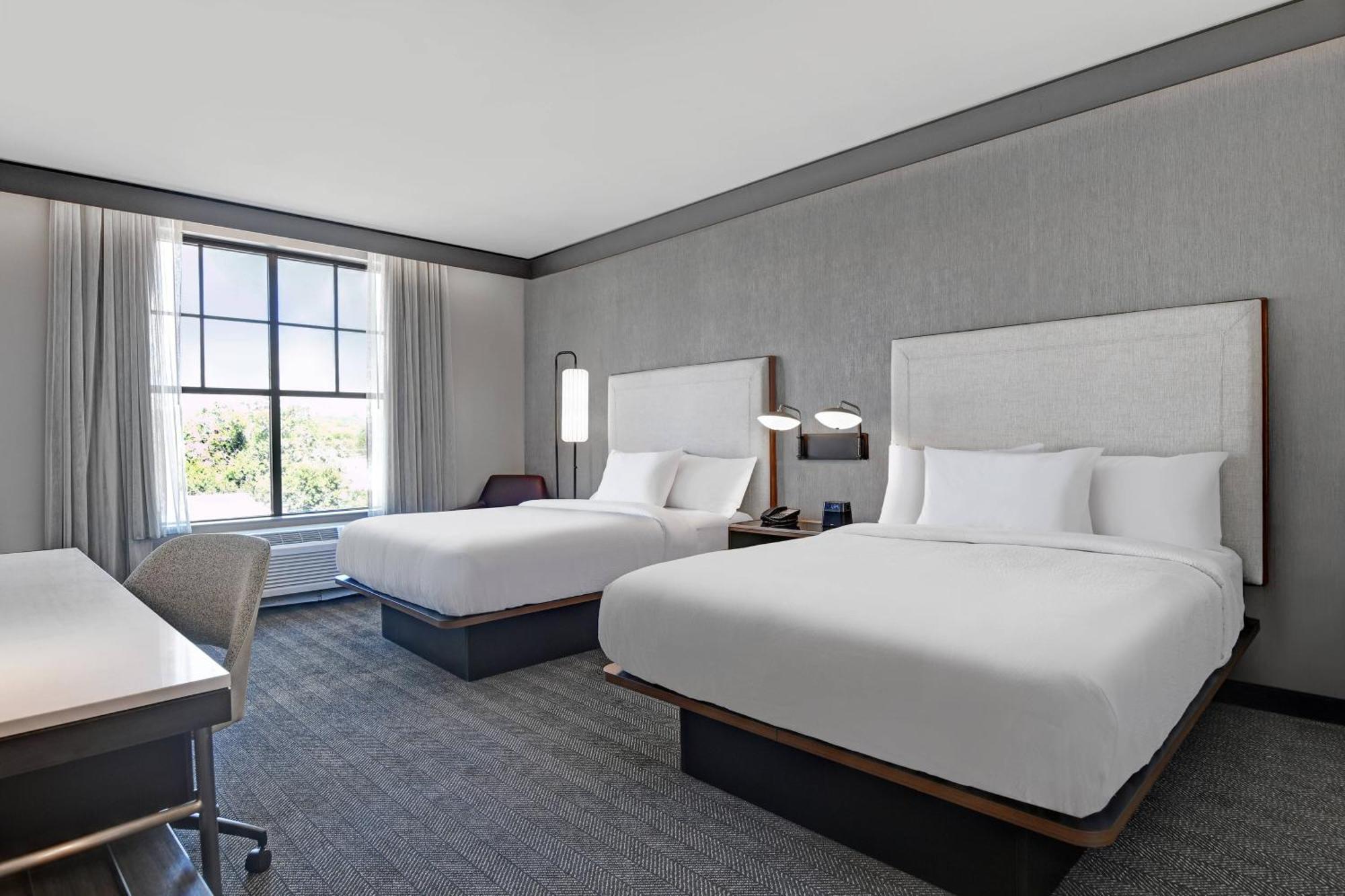 Courtyard By Marriott Manhattan Aggieville Extérieur photo